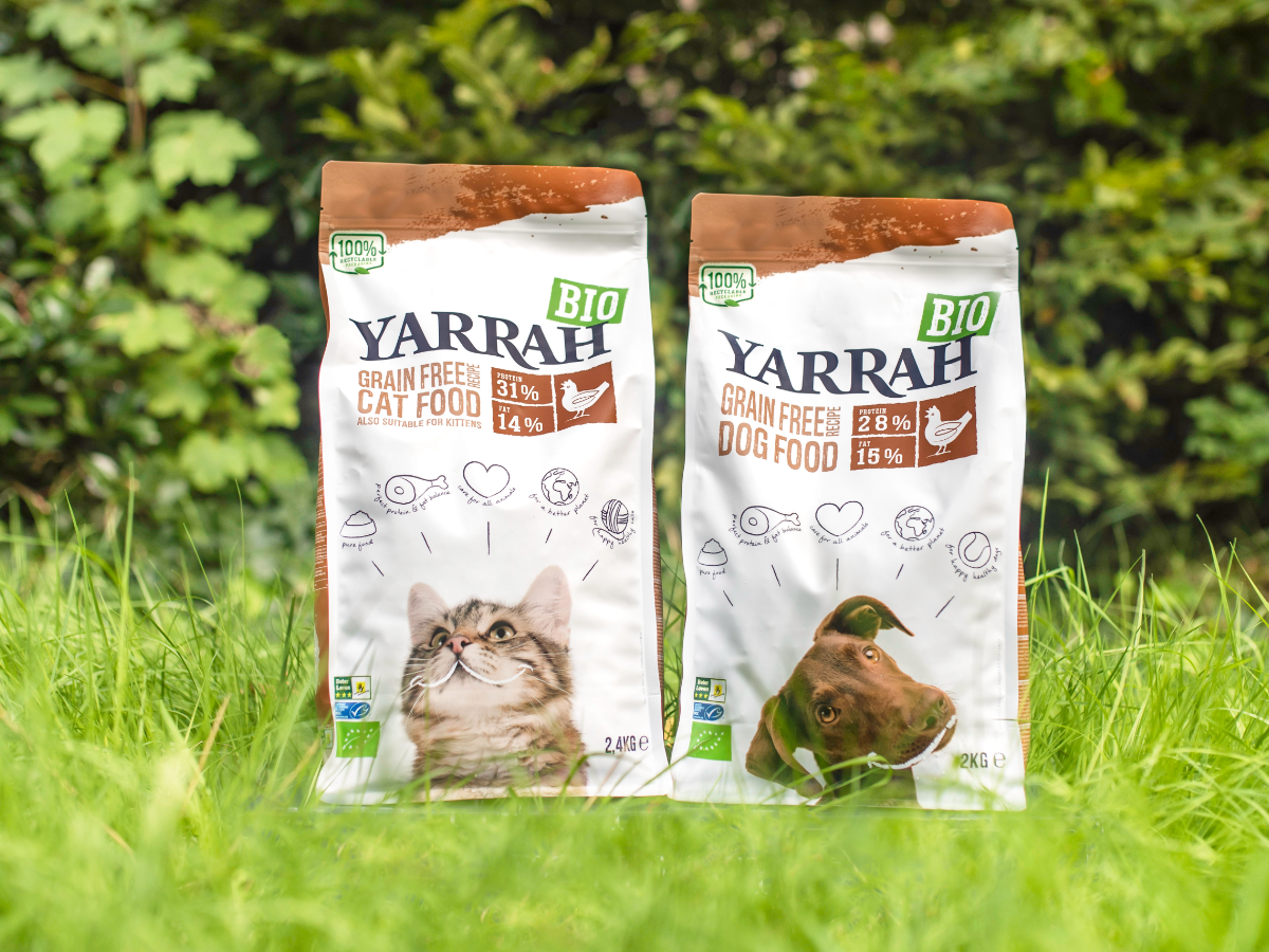 Dog or cat food: in a paper bag or with a layer of plastic?