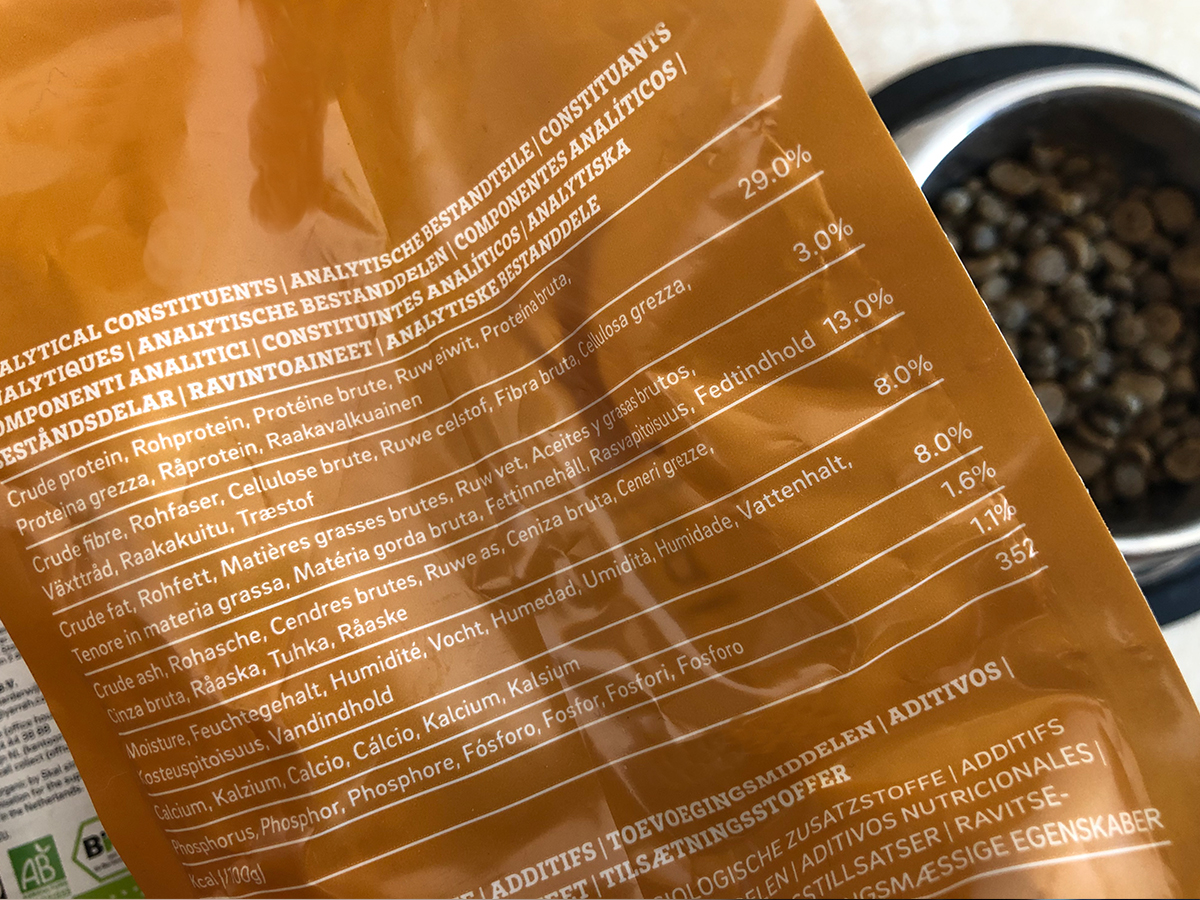 Futterlabel für Hundefutter und Katzenfutter – was es damit auf sich hat und wie man sie lesen muss