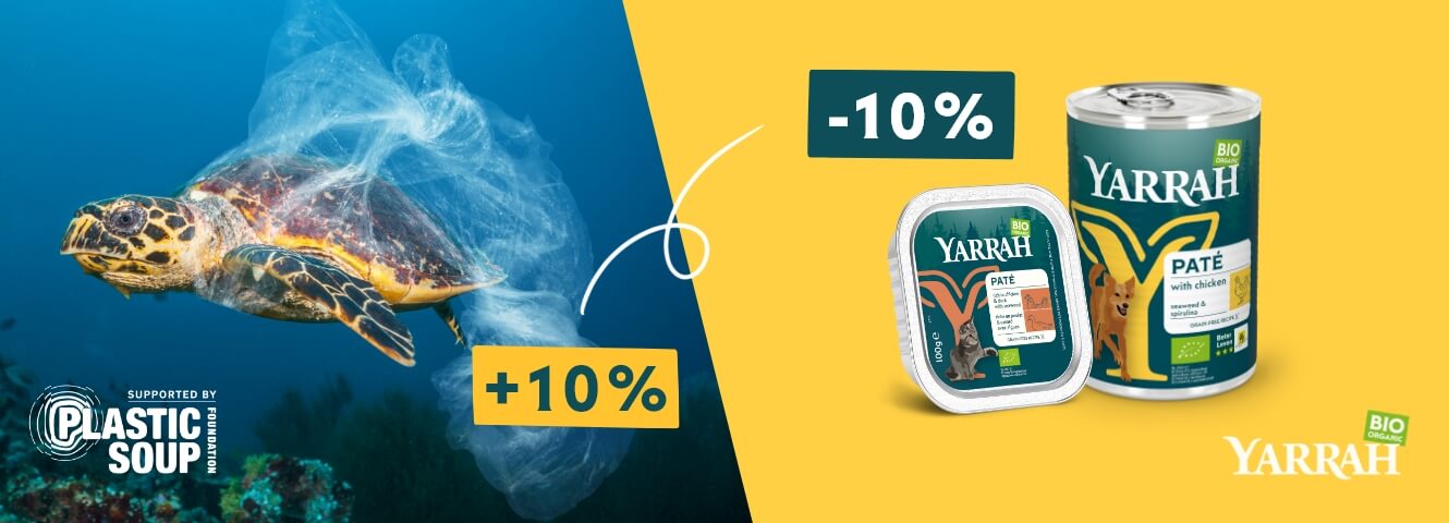 Zeeschildpad naast Yarrah biologisch natvoer voor de Plastic Soup Foundation-campagne